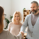 Agente inmobiliario cerrando trato con vendedor