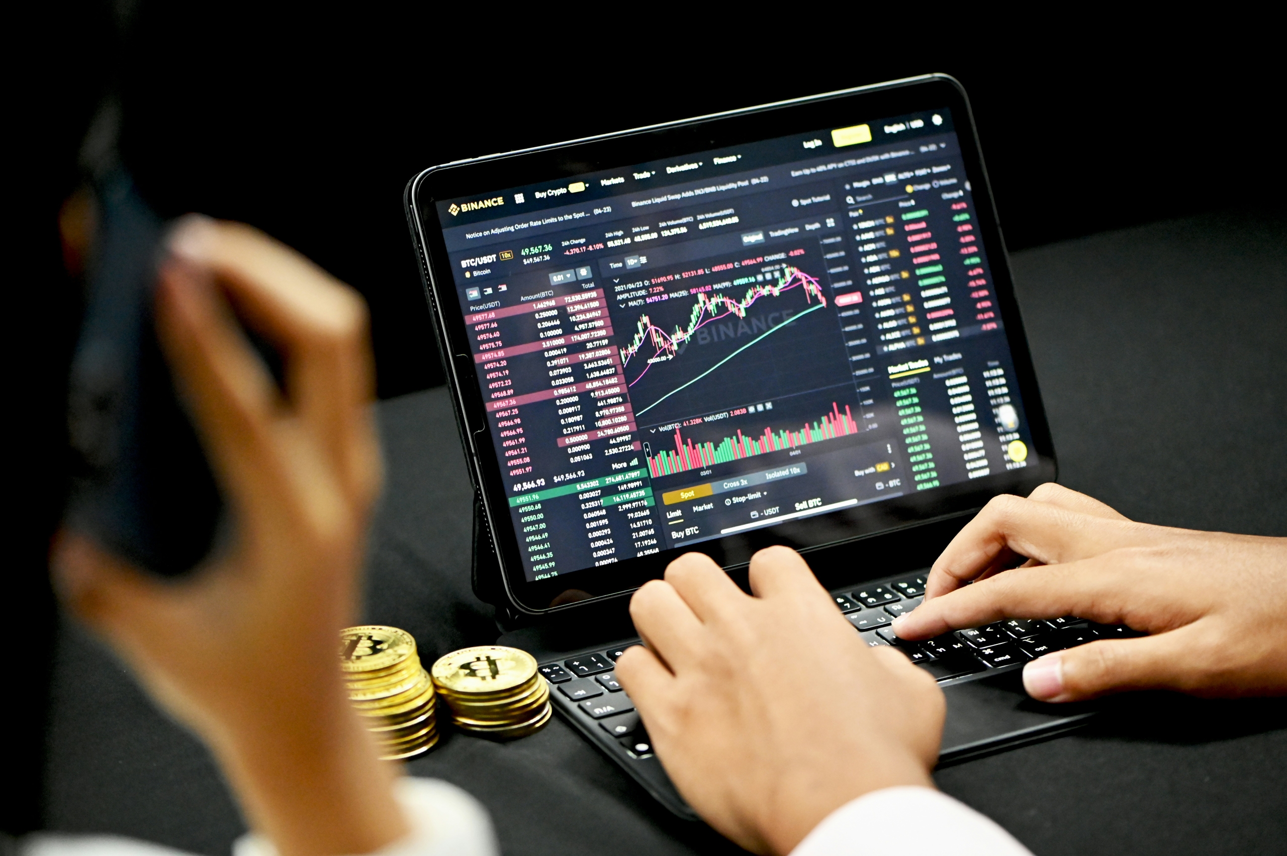 Análisis de mercado en una tablet con gráficos financieros, simbolizando la evolución de precios e inversiones inmobiliarias.